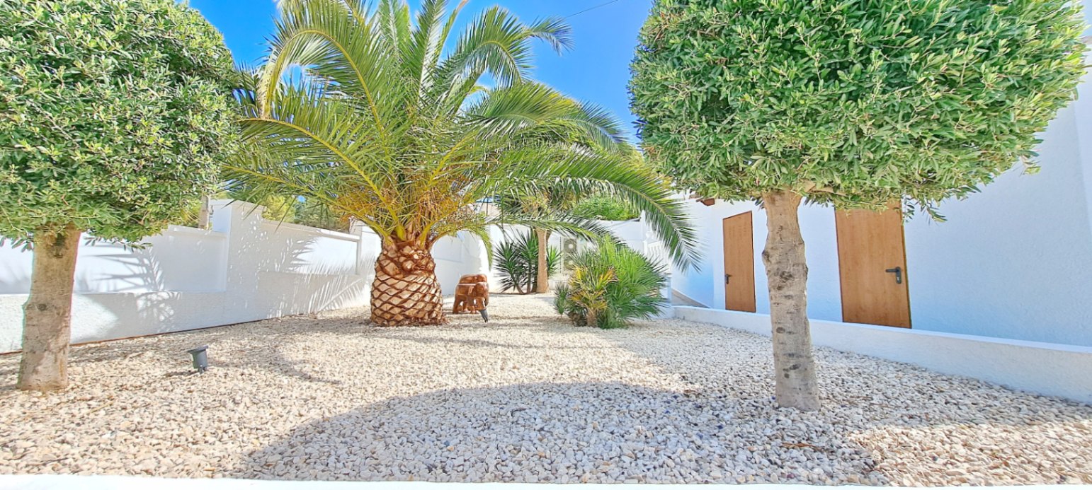 Recently renovated villa near the center