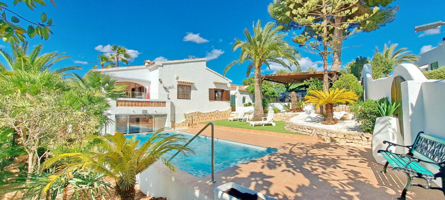 Charming villa near the center of Moraira